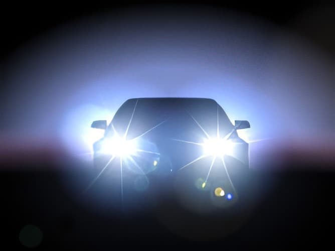 Le conducteur d'une moto est généralement dans une position plus élevée que celui d'un véhicule de tourisme. Dans cette position, peut-il être ébloui par les véhicules de tourisme qui circulent en sens inverse ?