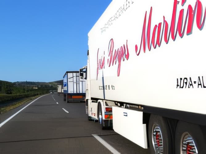 En la autopista de la imagen, ¿debe volver al carril derecho cuando adelante al camión?