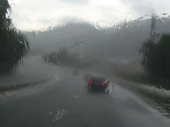 En roulant sous une pluie intense, quelles précautions prendrons-nous ?