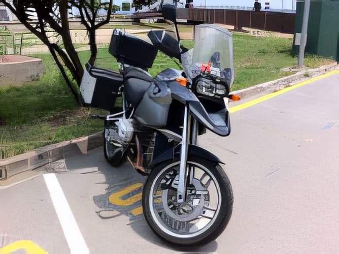 Al estacionar la motocicleta y alejarnos del vehículo, ¿debemos adoptar alguna medida para impedir su uso sin nuestra autorización?