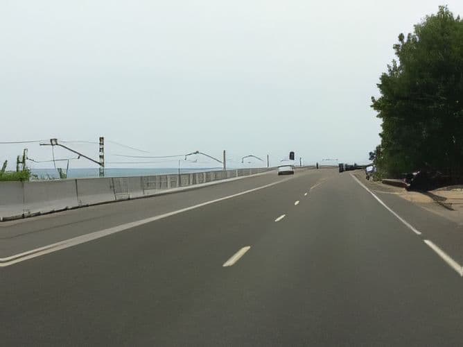 Sur une route comportant deux files pour chaque sens et un bas-côté praticable, par où devons-nous rouler en règle générale ?