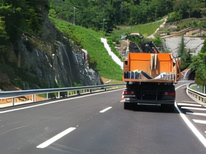 Nous roulons sur une route, hors agglomération, comportant une voie pour chaque sens et un bas-côté praticable de plus de 1,5 mètre de largeur, derrière un camion que nous ne pouvons pas dépasser parce que des véhicules arrivent en sens inverse. Pouvons-nous dépasser le camion par le bas-côté ?