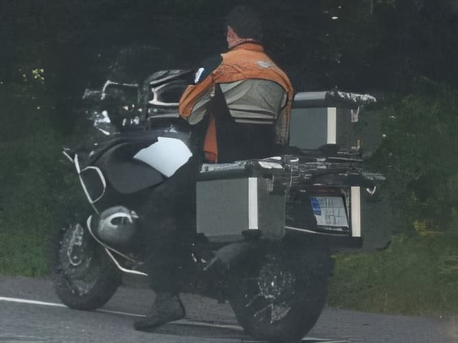 En su motocicleta, ¿cuáles son los accesorios, herramientas y repuestos que obligatoriamente debe llevar?