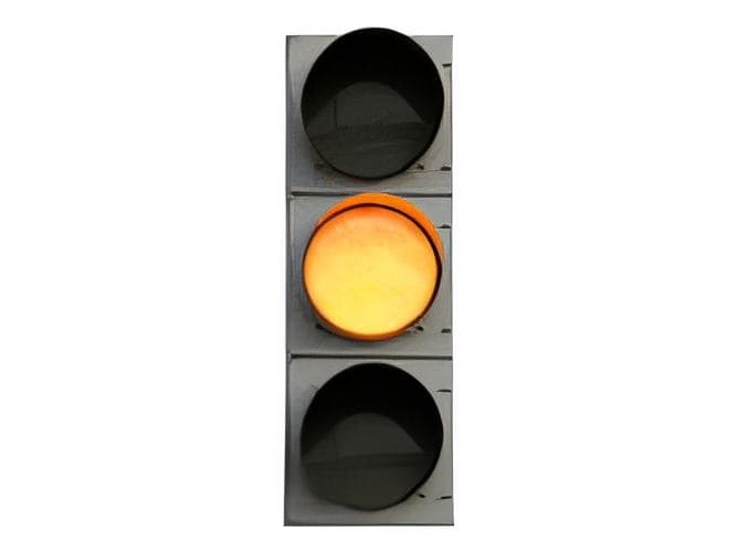 Avec votre moto, quel doit être votre comportement face à un feu jaune fixe ?