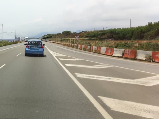 ¿Puede estacionar su motocicleta sobre el cebreado que se observa en la fotografía?