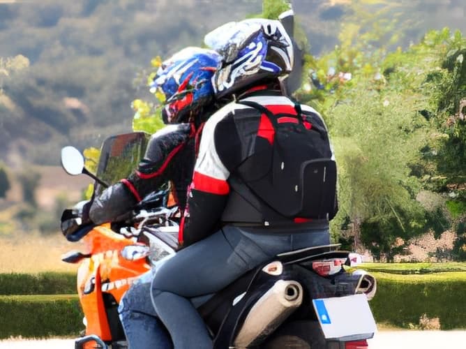 ¿Cómo debe viajar el pasajero que transporta en su motocicleta?