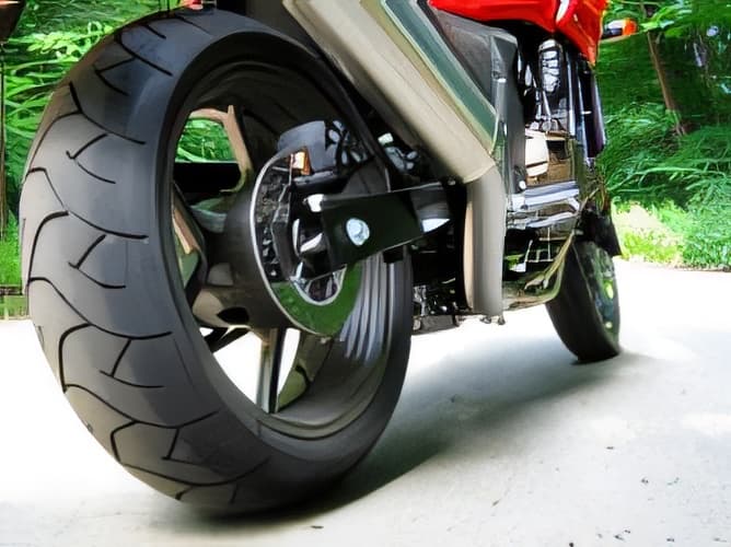 Su motocicleta va equipada con ruedas de distintas dimensiones delante y detrás. En este caso, ¿qué repuestos deberá llevar?