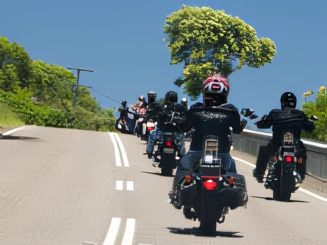Al circular en grupo con otros motoristas, ¿puede influir el comportamiento del grupo en la seguridad de la conducción?