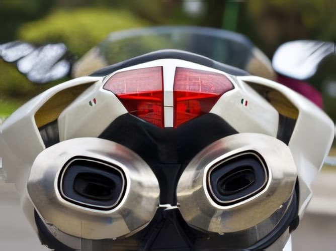 ¿Es obligatoria la luz trasera de antiniebla en una motocicleta?