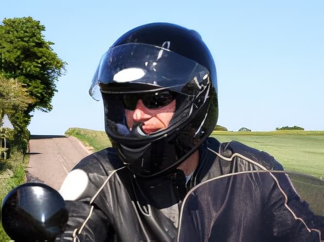 ¿Cómo tienen que ser las gafas de motorista?
