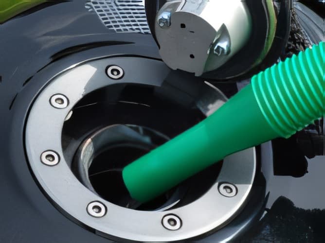 Para repostar carburante en nuestra motocicleta, ¿qué precaución debemos tomar?
