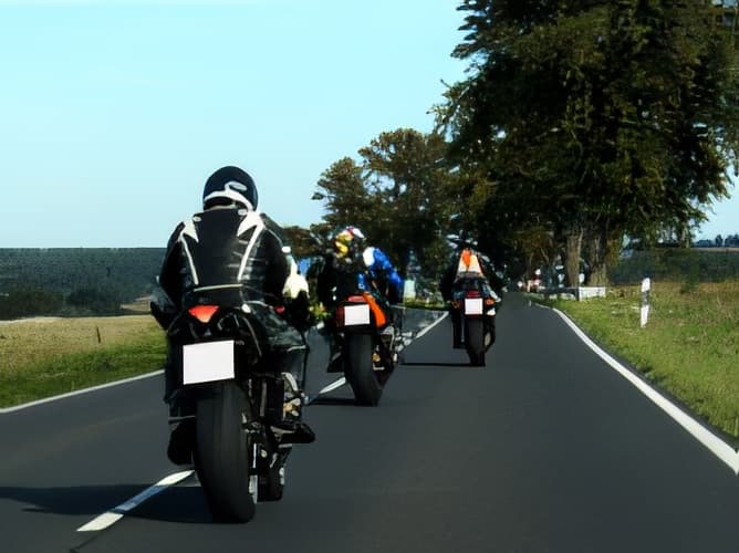 Circulando con un grupo de motoristas por una carretera con varios carriles en el mismo sentido de la marcha. ¿Qué distancia de seguridad mantendremos con la motocicleta que circula delante de nosotros si no pretendemos adelantarla?