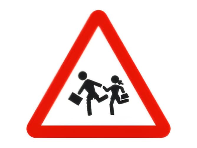 ¿Debemos moderar la velocidad de nuestra motocicleta si nos aproximamos a un colegio?