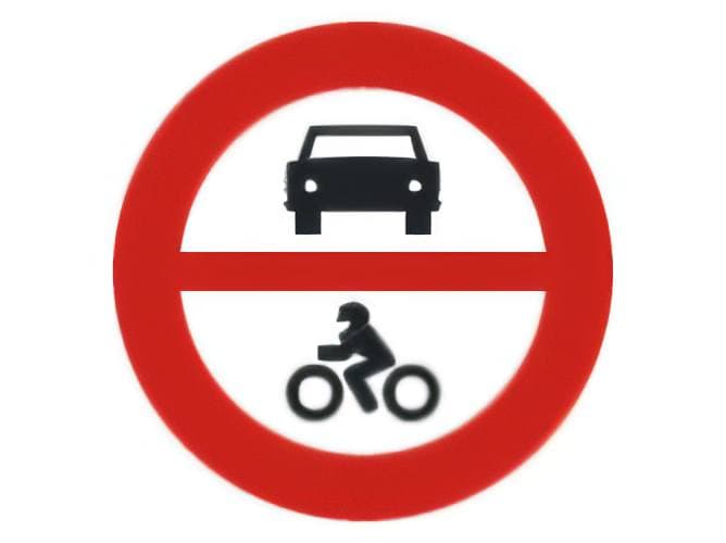 Si conduce una motocicleta, ¿le está permitido circular por la vía a cuya entrada está situada la señal?