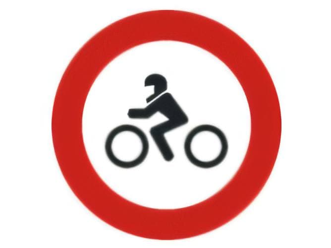 Circulando con una motocicleta sin sidecar nos encontramos con esta señal. ¿Estamos obligados a circular por la vía así señalizada?