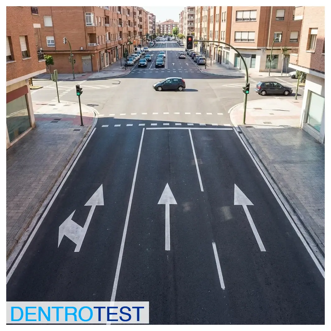 En una intersección, si el carril izquierdo tiene flechas de selección que señalan al frente y a la izquierda, ¿qué obligación imponen?