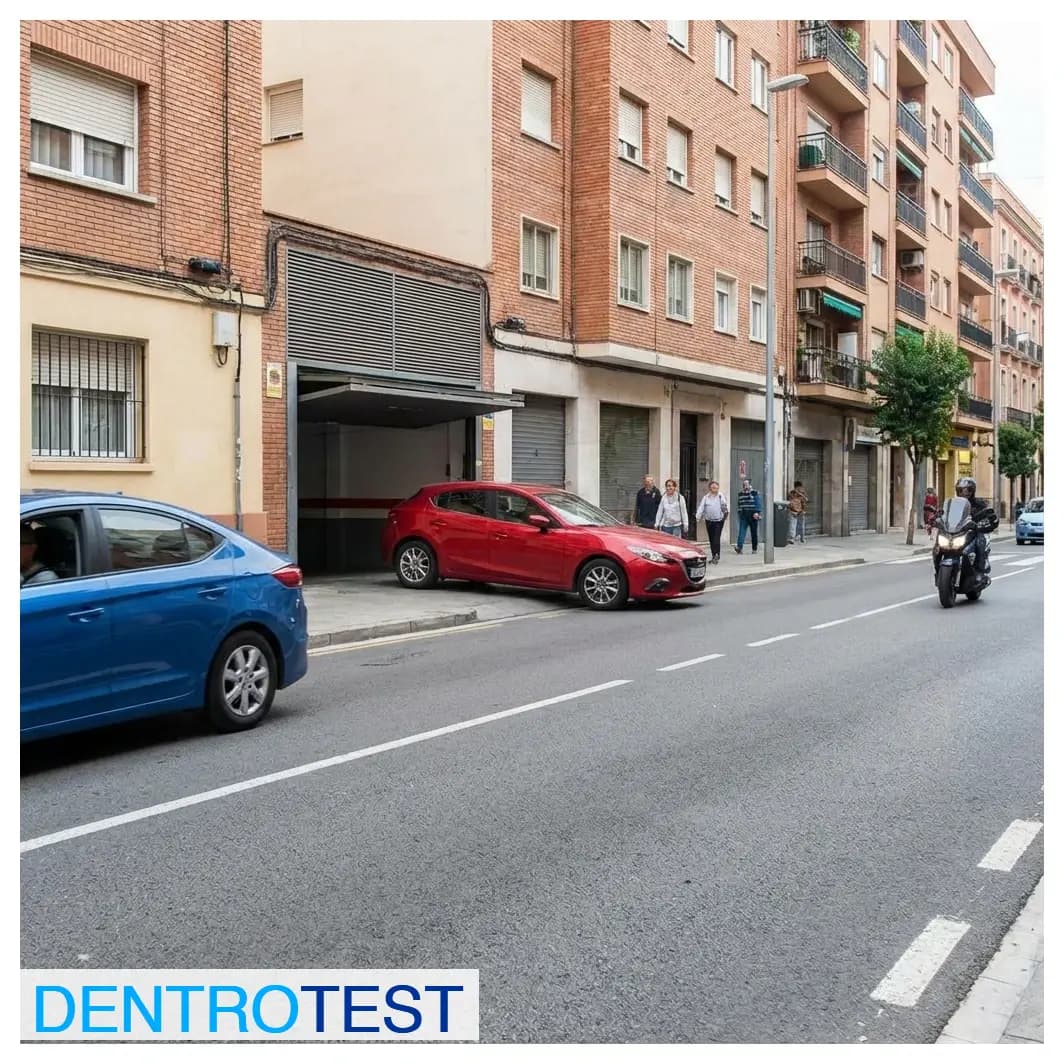 Un vehículo sale de un garaje privado para incorporarse a la vía, ¿debe ceder el paso a los demás usuarios?