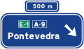 Vorwegweiser über der Fahrbahn auf einer gewöhnlichen Landstraße zu einer Autobahn oder Schnellstraße
