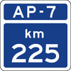 Kilometerstein auf gebührenpflichtiger Autobahn