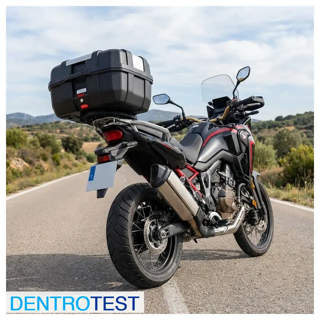 ¿De qué forma debe disponerse la carga o el equipaje en una motocicleta para garantizar la seguridad?