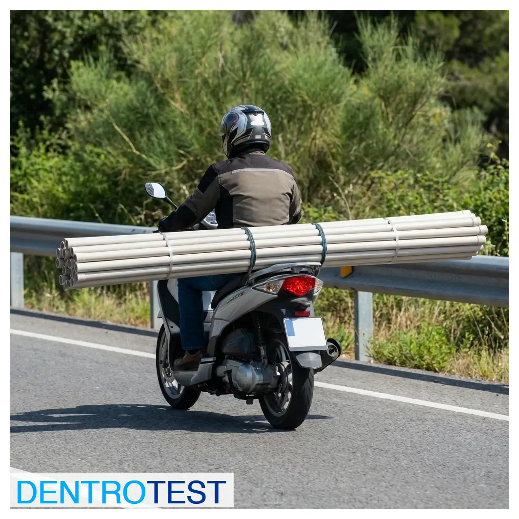 En una motocicleta cuya anchura es inferior a 1 metro, ¿cuánto puede sobresalir como máximo la carga lateralmente?